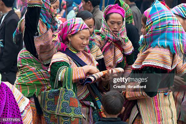 flor hmong las mujeres en el mercado pueden raza blanca en vietnam - minoría miao fotografías e imágenes de stock