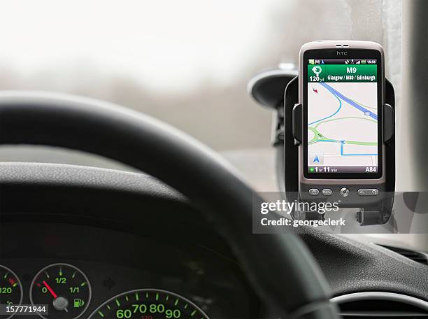 google maps navigation in verwenden - satnav stock-fotos und bilder