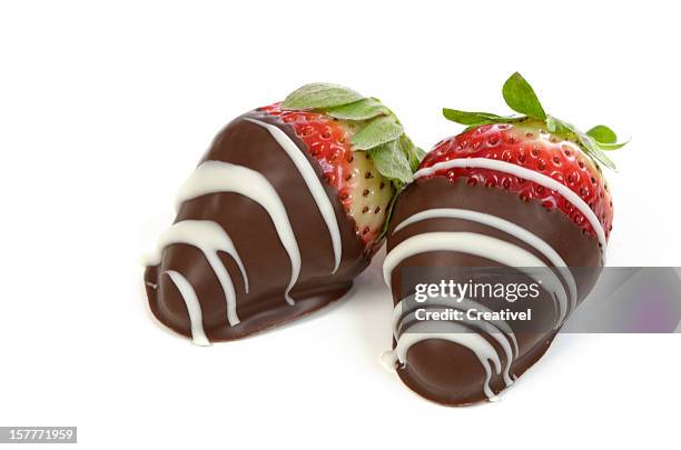 frutillas bañadas en chocolate - chocolate dipped fotografías e imágenes de stock