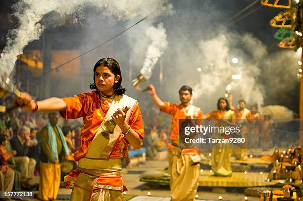 puja-ritual für lob dem gott der ganga, indien - varanasi stock-fotos und bilder