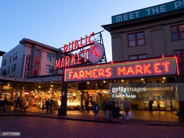 marché de pike place à seattle au crépuscule - pike place fish market photos et images de collection