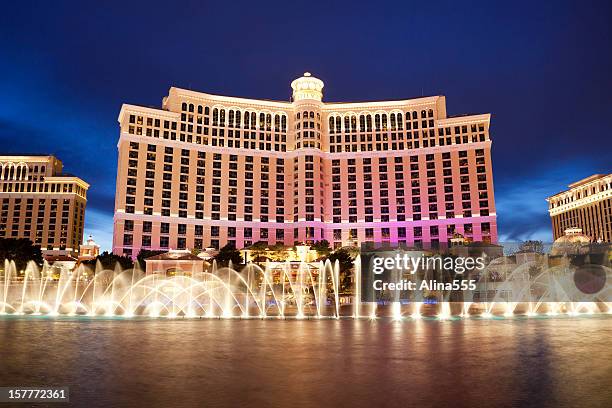 fountains of bellagio: luxury resort casino in las vegas - vegas fountain stock pictures, royalty-free photos & images