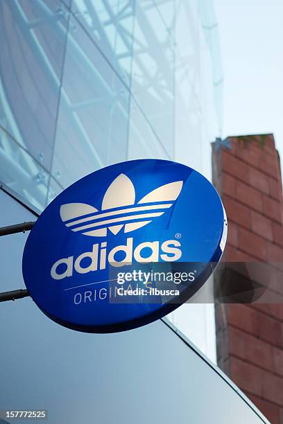 signe le magasin adidas de liverpool - adidas store photos et images de collection