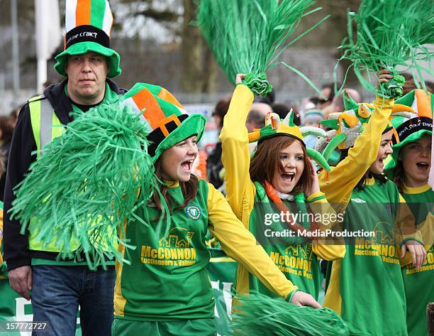 st patrick's day parade - teen cheerleader - fotografias e filmes do acervo