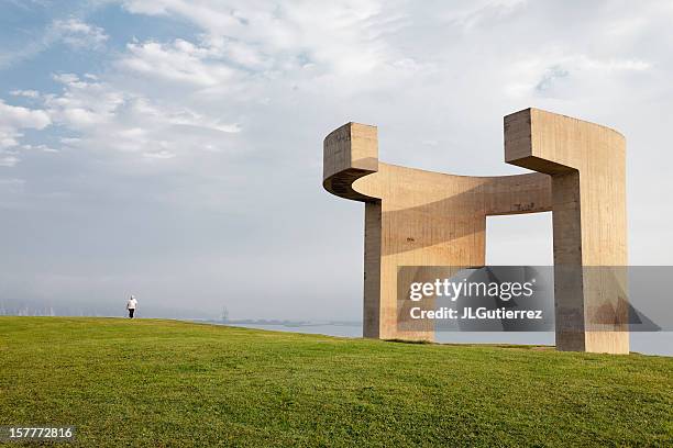 elogio del horizonte - gijón fotografías e imágenes de stock