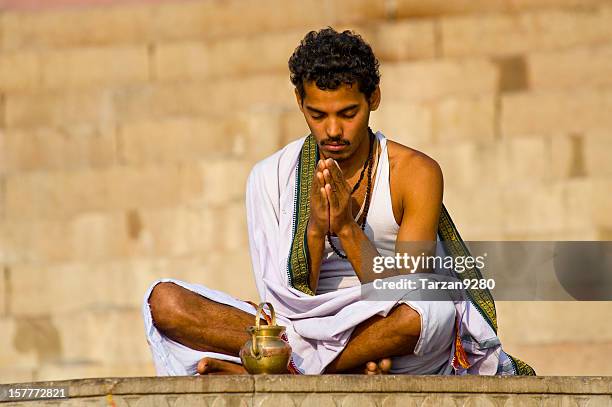 sadhu meditieren am ufer des ganges, indien - sadhu stock-fotos und bilder