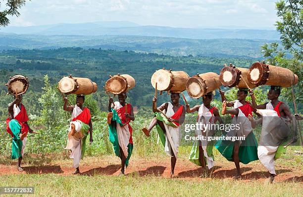 drummers of gitega in burundi, afrika - burundi ostafrika stock-fotos und bilder
