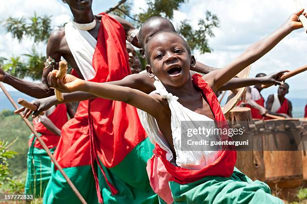 joven bailarina y drummers, gitega en burundi, áfrica - burundi fotografías e imágenes de stock