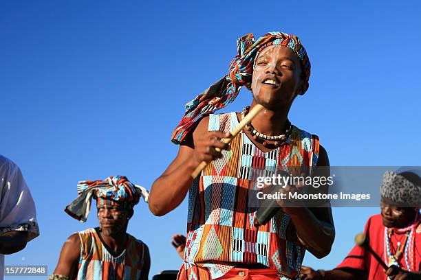 músico na cidade do cabo áfrica do sul - música africana imagens e fotografias de stock