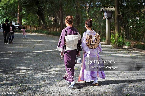 japanese women wearing traditional kimono tokyo - obi sjerp stockfoto's en -beelden