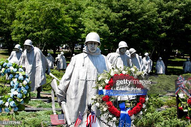 monumento conmemorativo de la guerra de corea con wreaths flores - korean war memorial fotografías e imágenes de stock