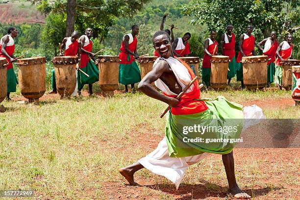 drummers y bailarines de gitega en burundi, áfrica - burundi fotografías e imágenes de stock