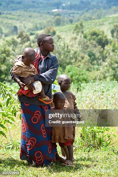 アフリカの女性彼女のお子様には、フィールド、ブルンジ、アフリカ - burundi east africa ストックフォトと画像