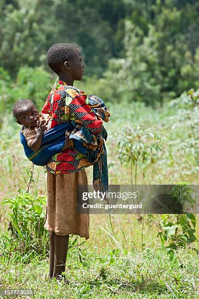 非常に若いアフリカの母と彼女の子のフィールド - burundi east africa ストックフォトと画像