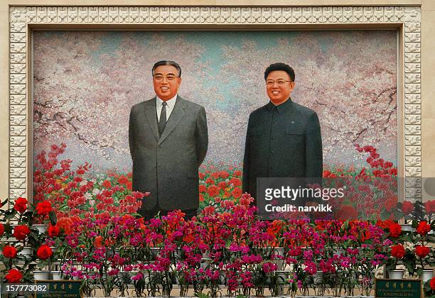 fotografía de kim il-sung y kimjong-illinois - kim jong il fotografías e imágenes de stock