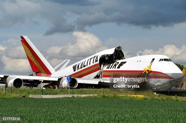 kalitta eine boeing 747 cargo unfall in am flughafen brüssel, belgien - zaventem stock-fotos und bilder