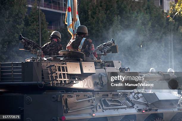 soldados em um tanque - spanish military - fotografias e filmes do acervo