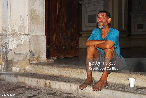 poor man on church steps in leon, nicaragua - foot worship 個照片及圖片檔