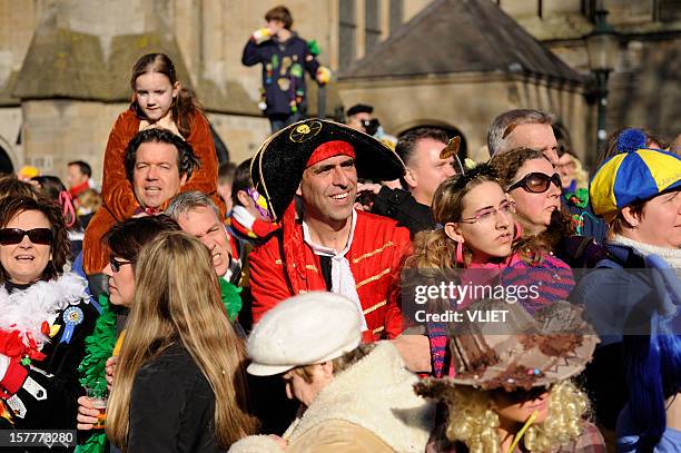 colorful people watching the annual carnival parade in 's hertogenbosch - s hertogenbosch 個照片及圖片檔