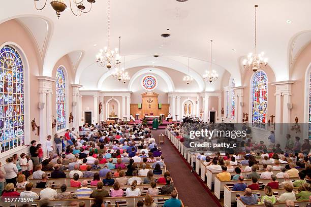 beengt kirche - worshipper stock-fotos und bilder