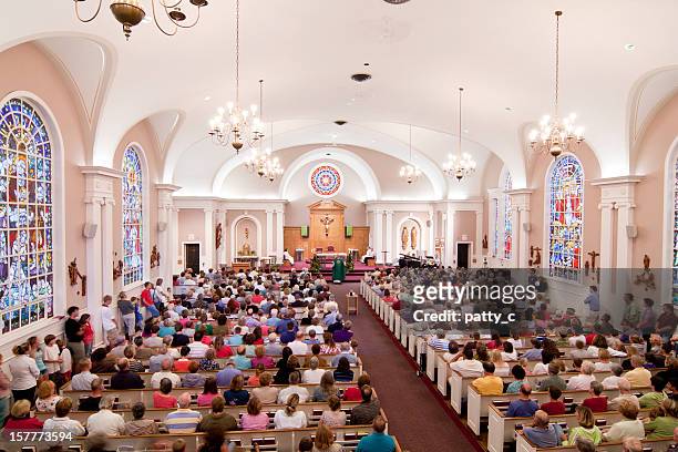 crowded church - religious mass 個照片及圖片檔
