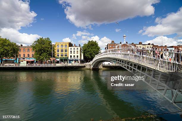 ha'penny bridge dublin ireland - ha'penny bridge dublin stock pictures, royalty-free photos & images