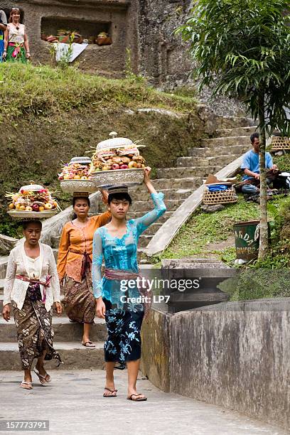 women with offerings fruits on their heads - gift hamper stock pictures, royalty-free photos & images