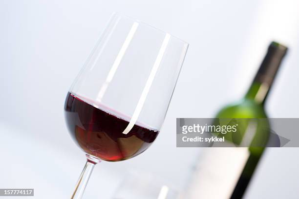 vinhos tintos em taça - pinot noir grape - fotografias e filmes do acervo