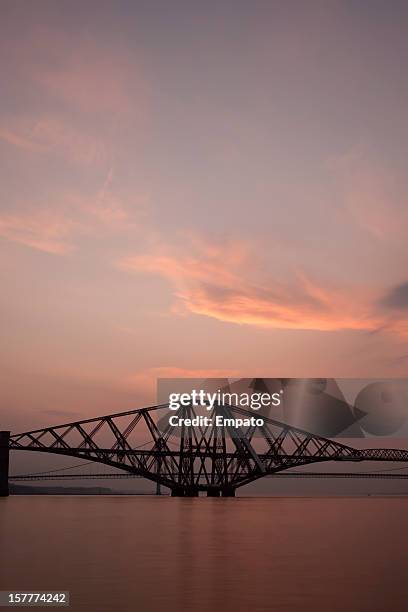 ドラマチックな夕日を象徴するフォース鉄道橋、スコットランドます。 - south queensferry ストックフォトと画像