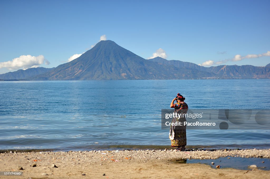 Frau am Ufer des Lake Atitlan