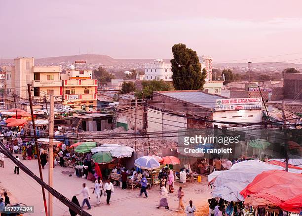 the streets of hargeisa, somaliland - 索馬里 個照片及圖片檔