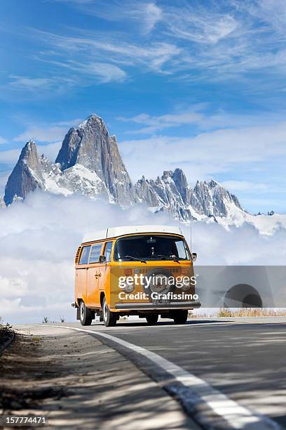 blauer himmel über orange volkswagen mini-van - mini bus stock-fotos und bilder