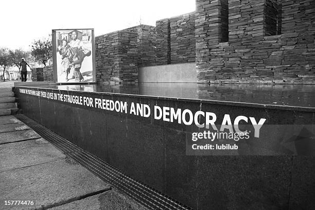 hector pieterson memorial in soweto, south africa - antiracisme stockfoto's en -beelden