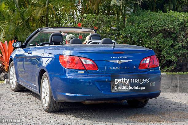 blu chrysler sebring convertible con accenti di rosso - chrysler sebring sedans foto e immagini stock
