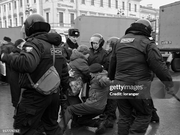 arrestation d'un manifestant - russia sanctions stock-fotos und bilder