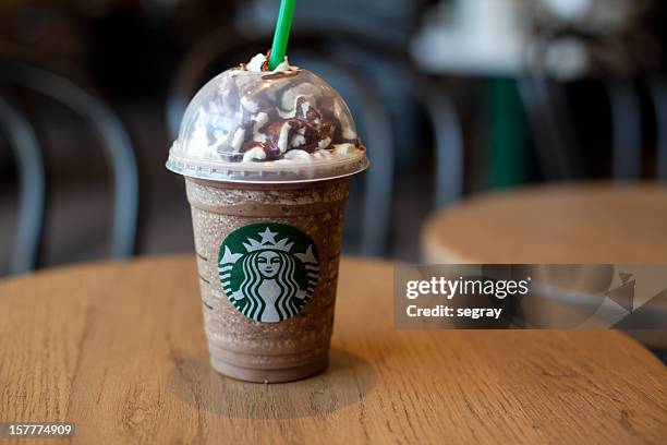 frappuccino bebida del café starbucks - café frappé fotografías e imágenes de stock