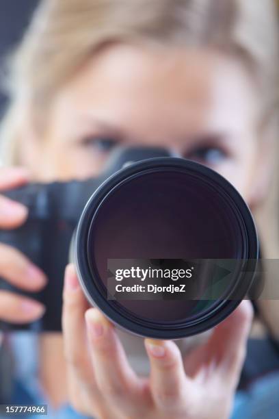 mulher de fotógrafo - lente telefotográfica imagens e fotografias de stock