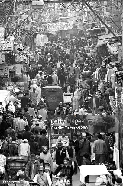 crowded street scene in chandni chowk, new delhi, india - chandni chowk stockfoto's en -beelden