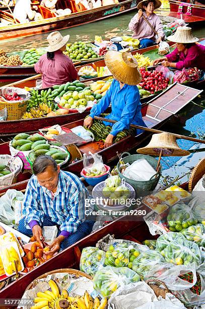 boats loaded with fruits in damnoen saduak floating market, thailand - floating market stockfoto's en -beelden