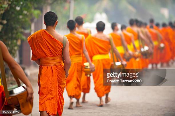 gruppo di buddisti a piedi nella strada, laung prabang, dichiarata patrimonio dell'umanità, laos - laos foto e immagini stock