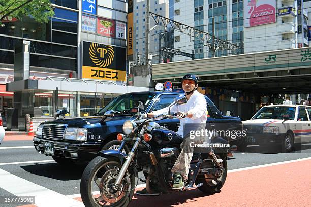 motociclista en shibuya, moda de tokio - elevated railway track fotografías e imágenes de stock