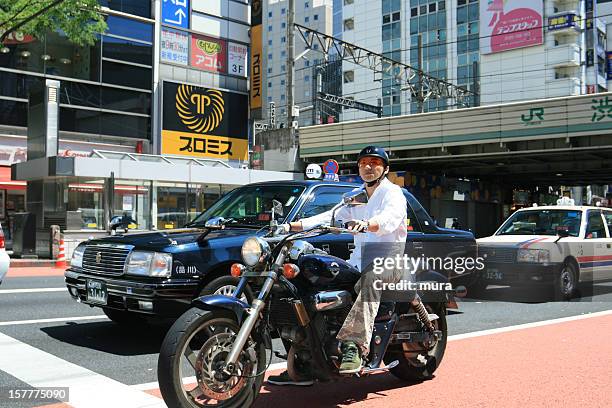 mode de pilote à shibuya, tokyo - voie ferrée surélevée photos et images de collection