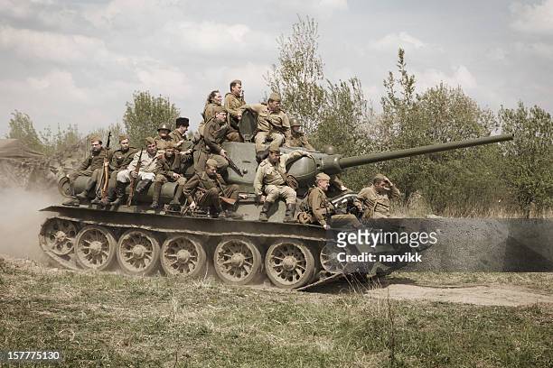 débardeur soviétique t-34 avec un groupe de soldats de l'armée rouge - armée rouge photos et images de collection