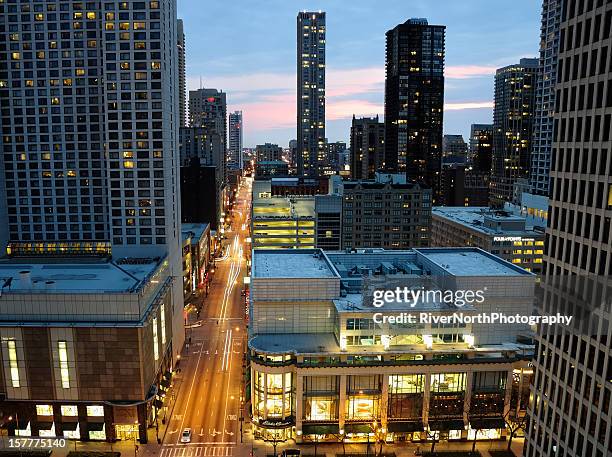 chicago ao anoitecer - magnificent mile imagens e fotografias de stock