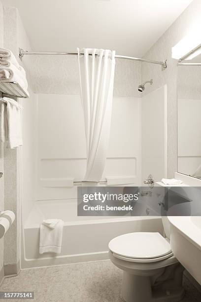 la salle de bains - rideau de douche photos et images de collection