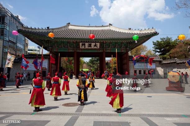 modifica le guardie cerimonia, seoul, corea del sud - deoksugung palace foto e immagini stock