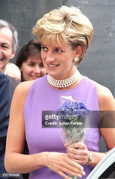 Diana, Princess Of Wales Visits The Victor Chang Cardiac Research Institute During Her Visit To Sydney, Australia.