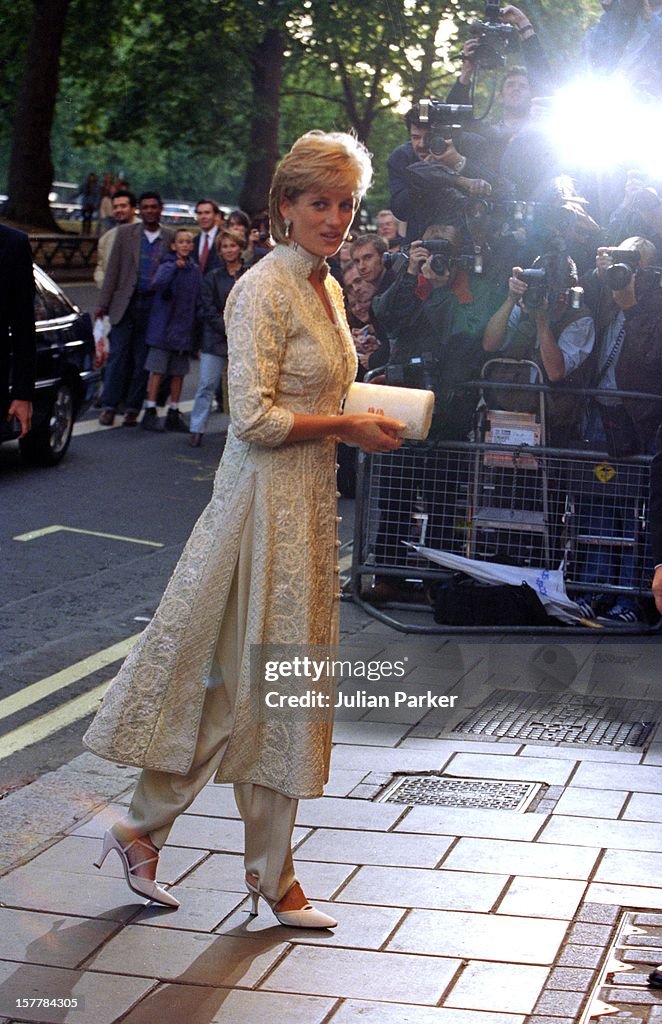 Diana, The Princess Of Wales Attends A Charity Dinner At The... News ...