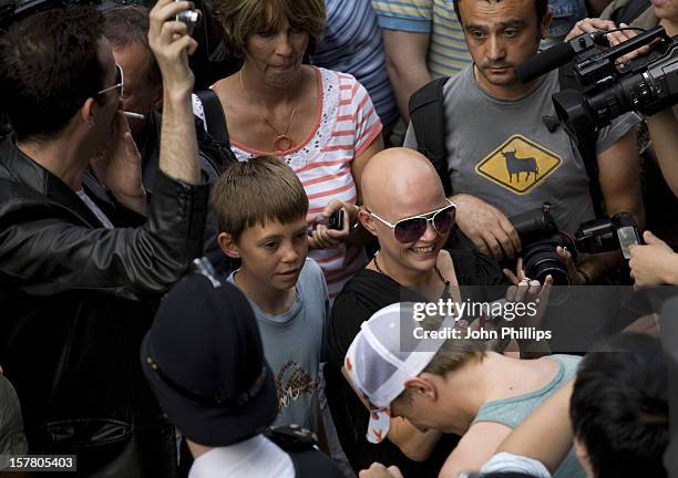 Gail Porter Joins A Crowd Who Gathered For A Flash Mob Tribute To Michael Jackson Outside Liverpool Street Station In London.
