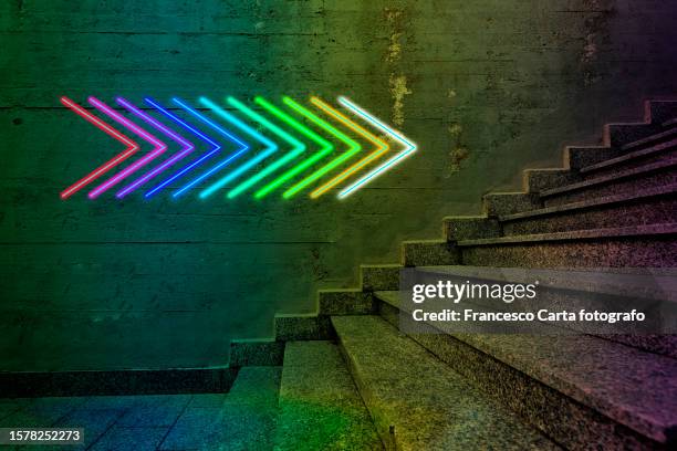 directional neon light arrow - neon sign arrow stockfoto's en -beelden